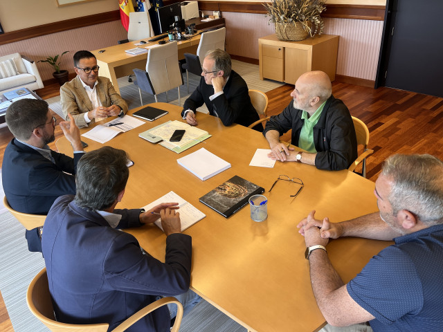 Reunión del conselleiro de Emprego, Comercio e Emigración, José González, con el alcalde de A Guarda, Roberto José Álvarez Carrero.