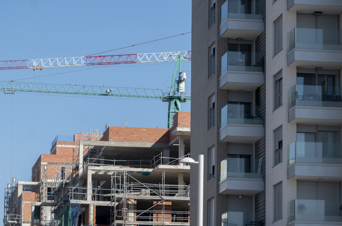 Archivo - Edificios en construcción en la capital, a 27 de octubre de 2021, en Madrid, (España). El sector de la vivienda se encuentra en el punto de mira por estar sufriendo en muy poco tiempo nume