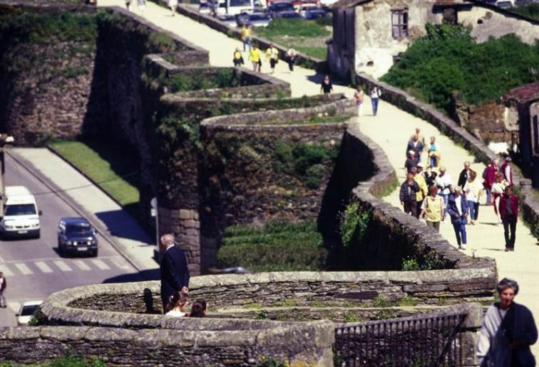 Tratan de identificar a tres encapuchados que lanzaron pedras desde a Muralla de Lugo