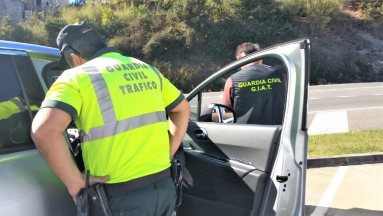 Provoca un accidente, se fuga, provoca otro siniestro y es pillado cuadriplicando la tasa de alcohol en San Cibrao das Viñas