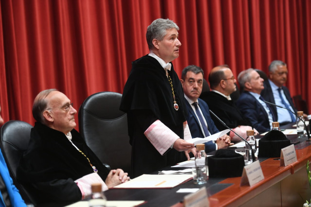 El rector de la Universidade da Coruña (UDC), Ricardo Cao, en la apertura del curso académico en el paraninfo coruñés.