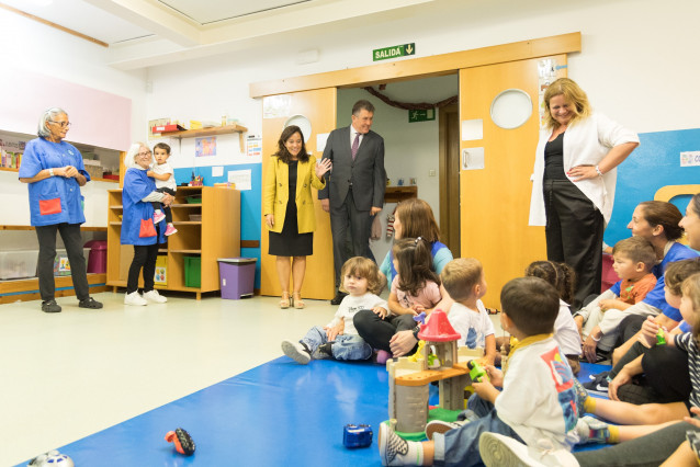 La alcaldesa de A Coruña, Inés Rey, y el edil de Educación, Juan Ignacio  Borrego, visitan una escuela infantil municipal