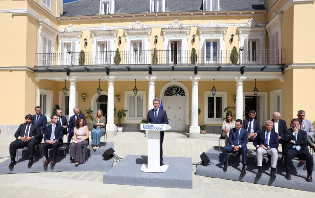 El presidente del PP, Alberto Núñez Feijóo, durante una rueda de prensa posterior a la reunión con los barones del PP, en el Palacio de los Duques de Pastrana.