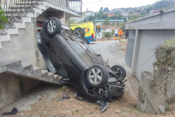 Una conductora resulta herida en Ourense tras salirse de la vía y volcar su coche en el patio de una vivienda, en el lugar de Cudeiro.