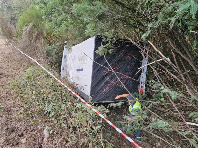 Furgoneta accidentada en la A-52, en Carballeda de Avia (Ourense) a 9 de septiembre de 2024.