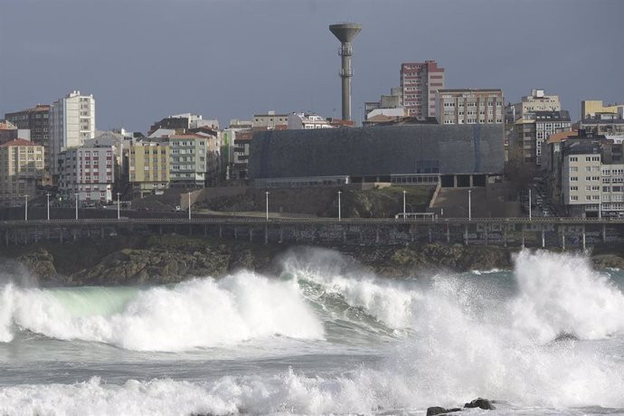 Rescatado entre las rocas tras precipitarse desde 15 metros de altura ante el Museo Domus de A Coruña