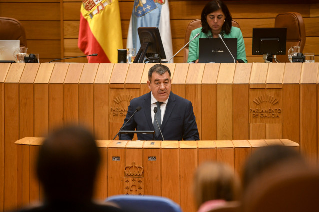 El conselleiro de Educación, Ciencia, Universidades e FP, Román Rodríguez, comparece en el Parlamento de Galicia.