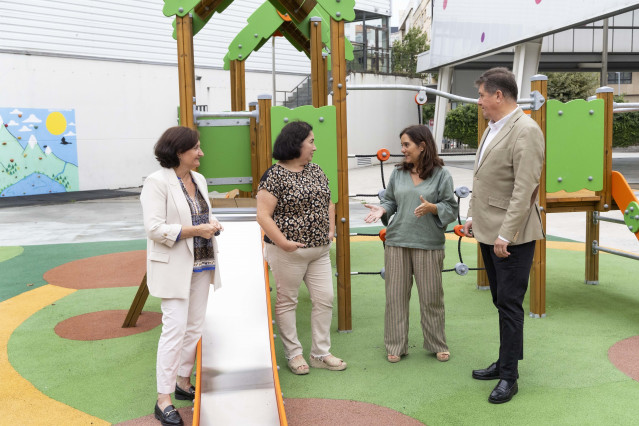 La alcaldesa de A Coruña, Inés Rey, visita el CEIP San Francisco Javier