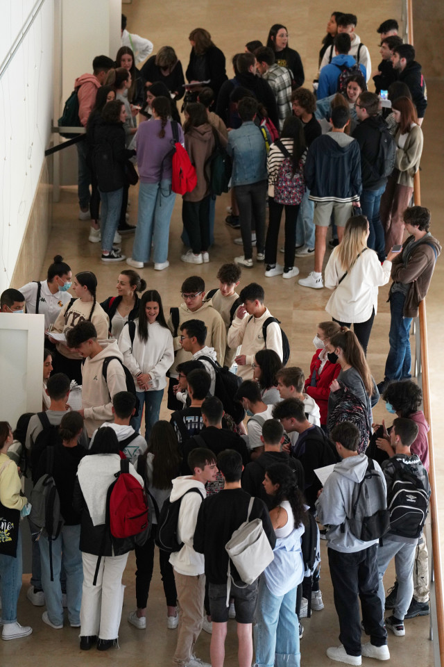 Archivo - Estudiantes esperan antes de entrar para comenzar las pruebas de acceso a la universidad 2022, a 7 de junio de 2022, en Santiago de Compostela, A Coruña, Galicia (España). Hoy ha arrancado en Galicia la Evaluación de Bachillerato para Acceso a l