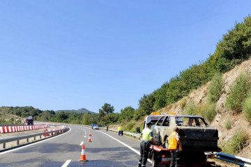 Arde por completo un vehículo en la A-52, en Allariz (Ourense)