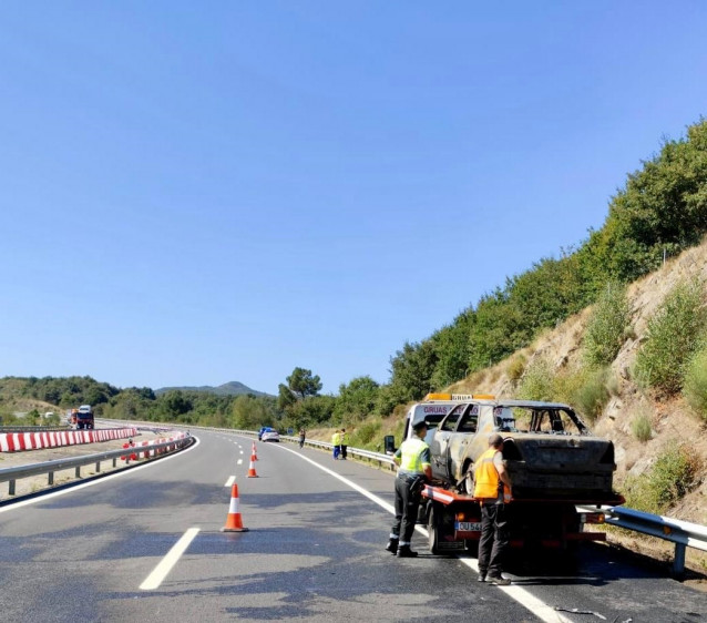 Arde por completo un vehículo en la A-52, en Allariz (Ourense)