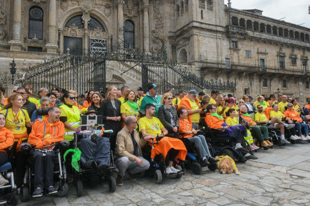 Un grupo de pacientes de ELA, familiares y cuidadores culmina el Camino de Santiago acompañado por la Guardia Civil