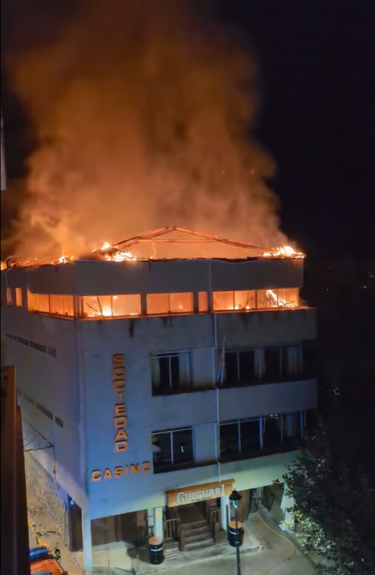 Arde el edificio del Casino de O Barco destruyendo un gimnasio y el techo (vídeo)