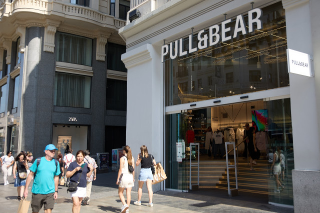 Archivo - Entrada a la tienda de Pull and Bear.