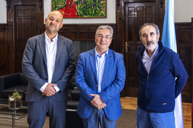 El presidente de la Diputación de Ourense, Luis Menor, junto al presidente de la Fundación Carlos Casares, Xavier Casares Mouriño, y el hijo de Carlos Casares y miembro de la Fundación, Hakan Olof Casares.