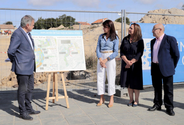 La conselleira de Vivenda e Planificación de Infraestruturas, María Martínez Allegue, supervisa las obras de urbanización en el barrio de Navia, a 11 de septiembre de 2024.