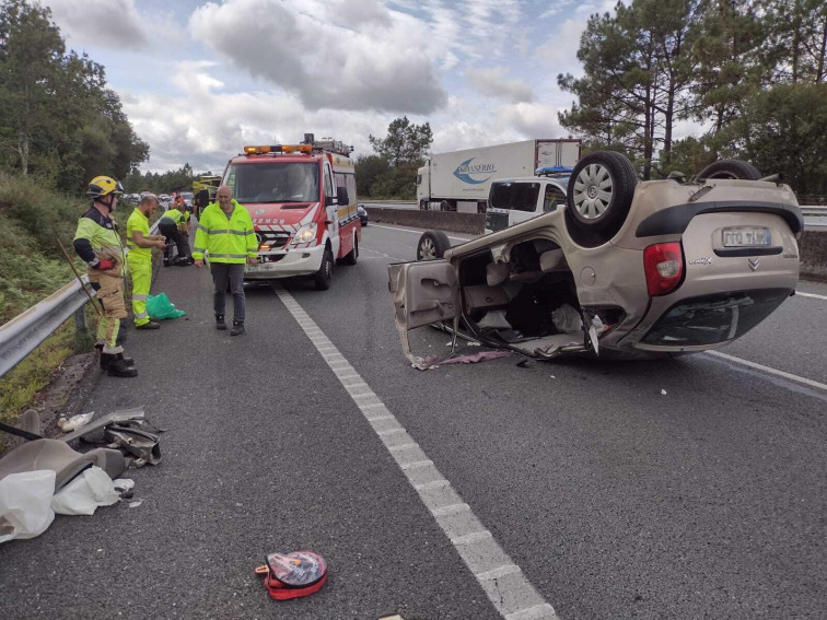 Aparatoso accidente en la AP-9, a la altura de Padrón, se salda con dos mujeres heridas