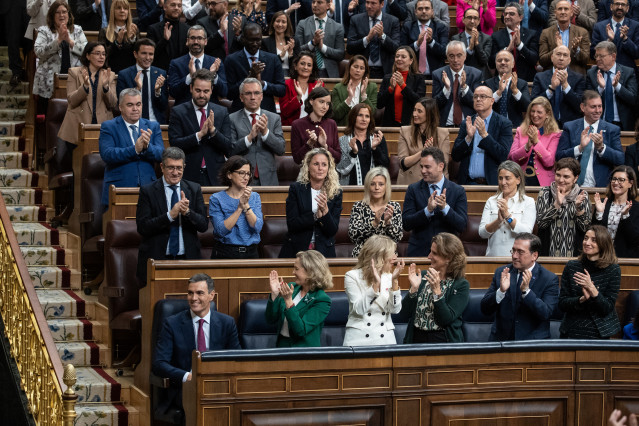 Archivo - El presidente del Gobierno en funciones y candidato a la reelección, Pedro Sánchez (1i), es aplaudido tras su intervención durante la primera sesión del debate de investidura como presidente de Gobierno, en el Congreso de los Diputados, a 15 de