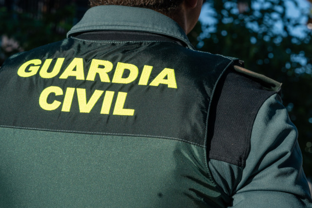 Un agente de la Guardia Civil durante el minuto de silencio por el asesinato de un menor, en la puerta del Ayuntamiento de Mocejón, a 18 de agosto de 2024, en Mocejón, Toledo, Castilla-La Mancha (España). El Ayuntamiento de Mocejón ha decretado tres días