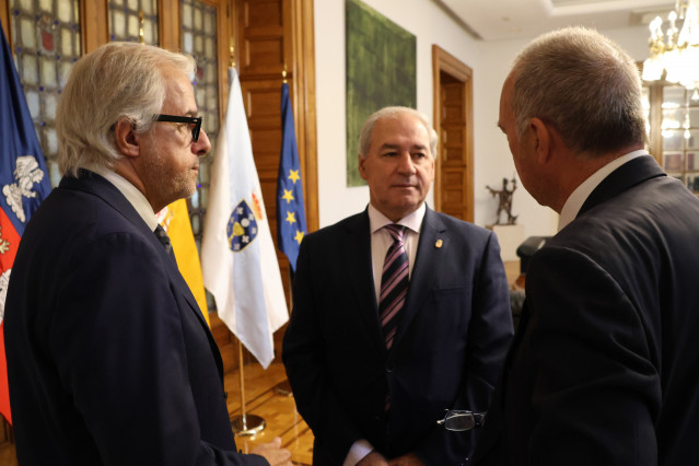 El Presidente de la Diputación de Lugo, José Tomé Roca, en su despacho del Pazo de San Marcos con el Consejero de la Corte de Apelación de Roma, Galileo D'Angostino