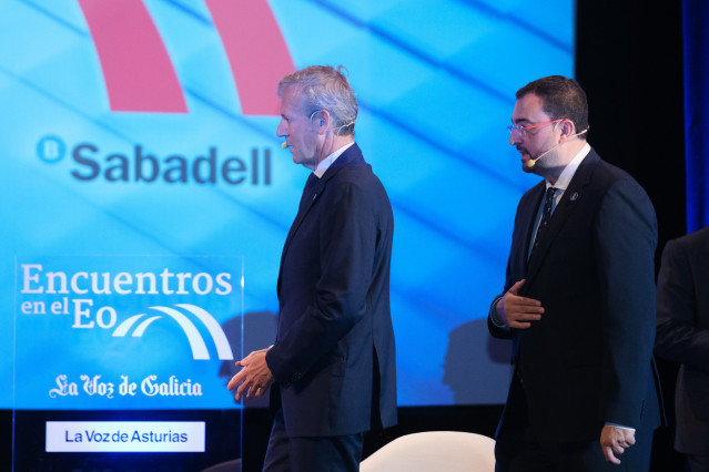 El presidente de la Xunta, Alfonso Rueda, junto a su homólogo asturiano, Javier Barbón, en los Encuentros del Eo organizados por La Voz de Galicia y Sabadell