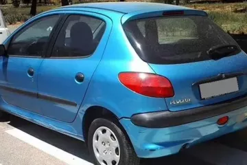 Coche similar al implicado en el accidente en una imagen enviada por la Policía a los medios