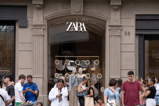 Archivo - Una tienda de la franquicia Zara en Barcelona, a 7 de agosto de 2023, en Barcelona, Catalunya (España). Zara es una cadena de moda española de Arteixo (La Coruña), España. Perteneciente al grupo Inditex, fue fundada por Amancio Ortega y Rosalía