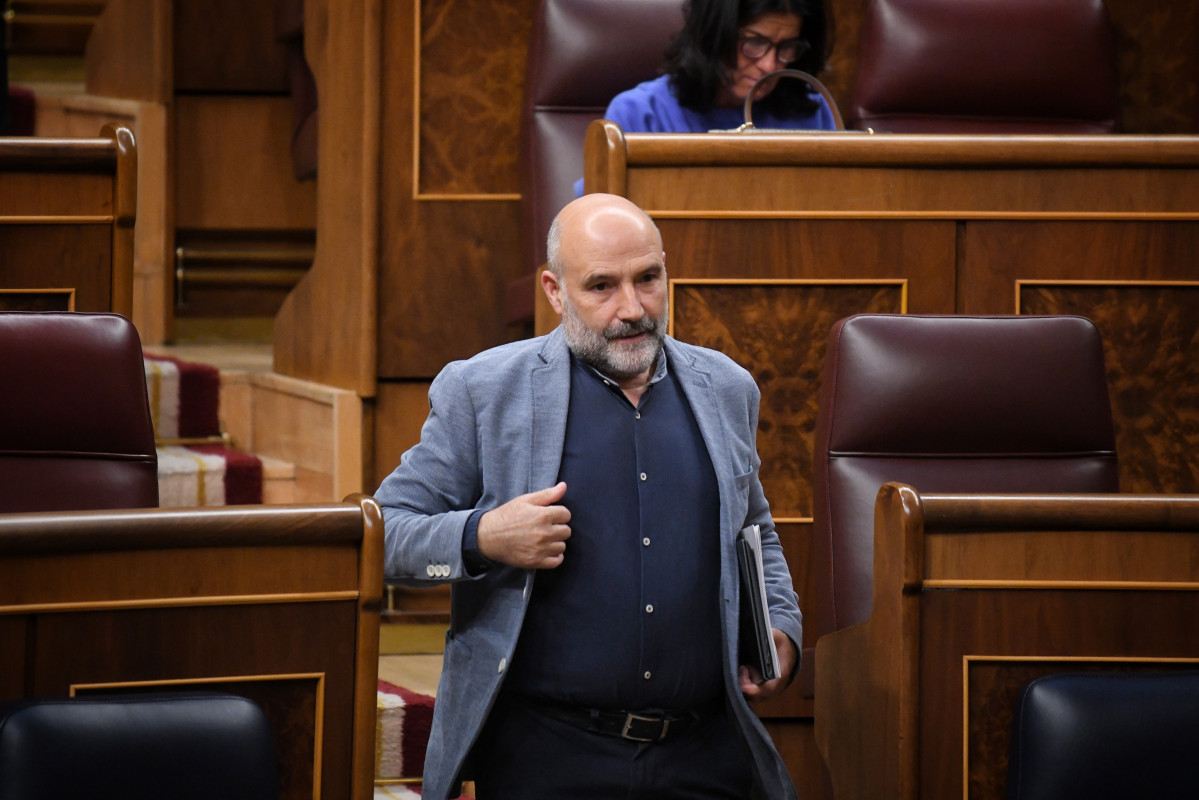 El diputado del BNG Néstor Rego durante una sesión plenaria, en el Congreso de los Diputados, a 10 de septiembre de 2024, en Madrid (España). El Pleno del Congreso debate hoy y vota mañana, 11 de 