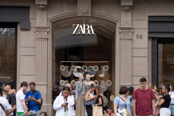 Archivo - Una tienda de la franquicia Zara en Barcelona, a 7 de agosto de 2023, en Barcelona, Catalunya (España). Zara es una cadena de moda española de Arteijo (La Coruña), España. Perteneciente 