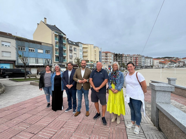 El Psdeg Provinciial De A Coruña Se Reúne En Laxe (A Corula) Con Representantes Del ANPA De Este Centro Para Mostrar Apoyo A Sus Reivindicaciones