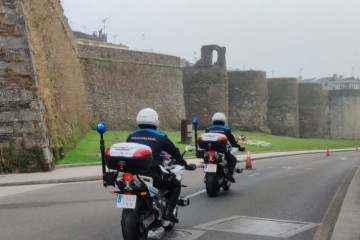 Archivo - Agentes de la Policía Local de Lugo patrullando en moto por la ciudad.