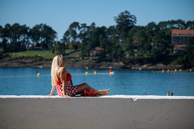 Archivo - Una mujer toma el sol en la playa Silgar, a 30 de septiembre de 2023, en Sanxenxo, Pontevedra, Galicia (España). Septiembre dará paso a un octubre inmerso en un episodio de calor, con un veranillo de San Miguel, al coincidir con dicha festividad