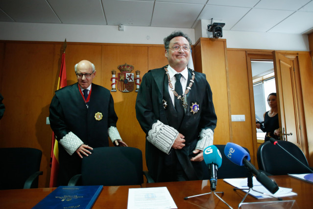 El fiscal jefe del TSXG, Fernando Suanzes (i) y el Fiscal General del Estado, Álvaro García Ortiz (d), durante el acto de toma de posesión del nuevo fiscal jefe de área de Ferrol y Ortigueira, en la sede de los Juzgados de Ferrol, a 13 de septiembre de 20