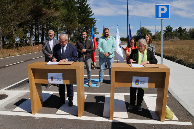 El presidente de la Diputaciónd de Lugo, José Tomé, y la alcaldesa de Paradela, Montserrat Mulet, firman el acta de entrega al Ayuntamiento de las obras del polígono industrial de Paradela (Lugo).