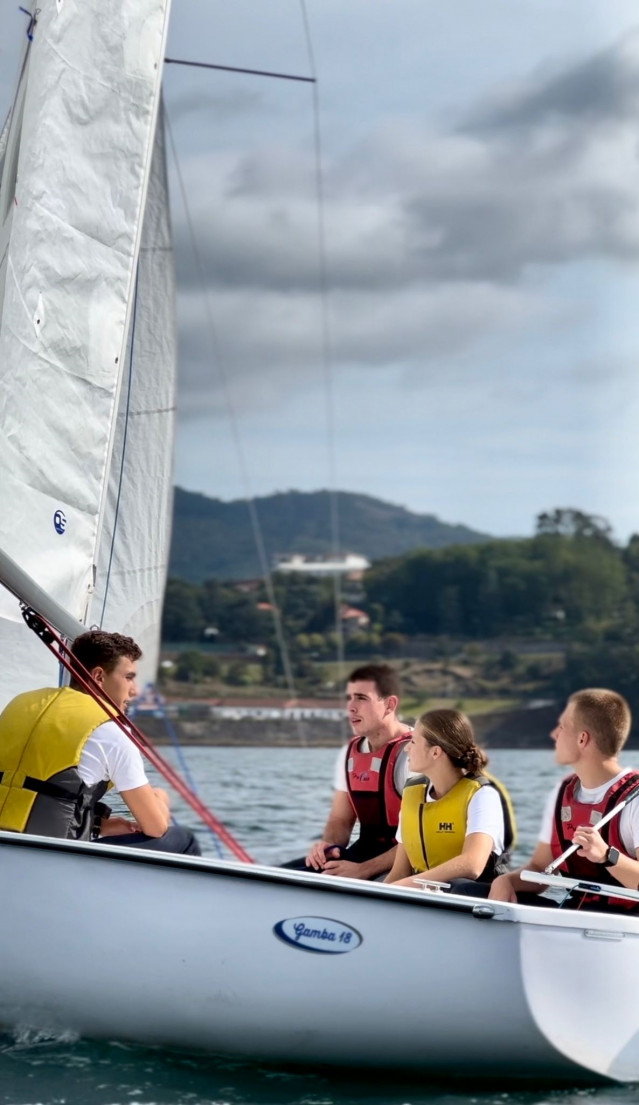 La princesa de Asturias, Leonor de Borbón Ortiz, navega en la ría de Pontevedra.