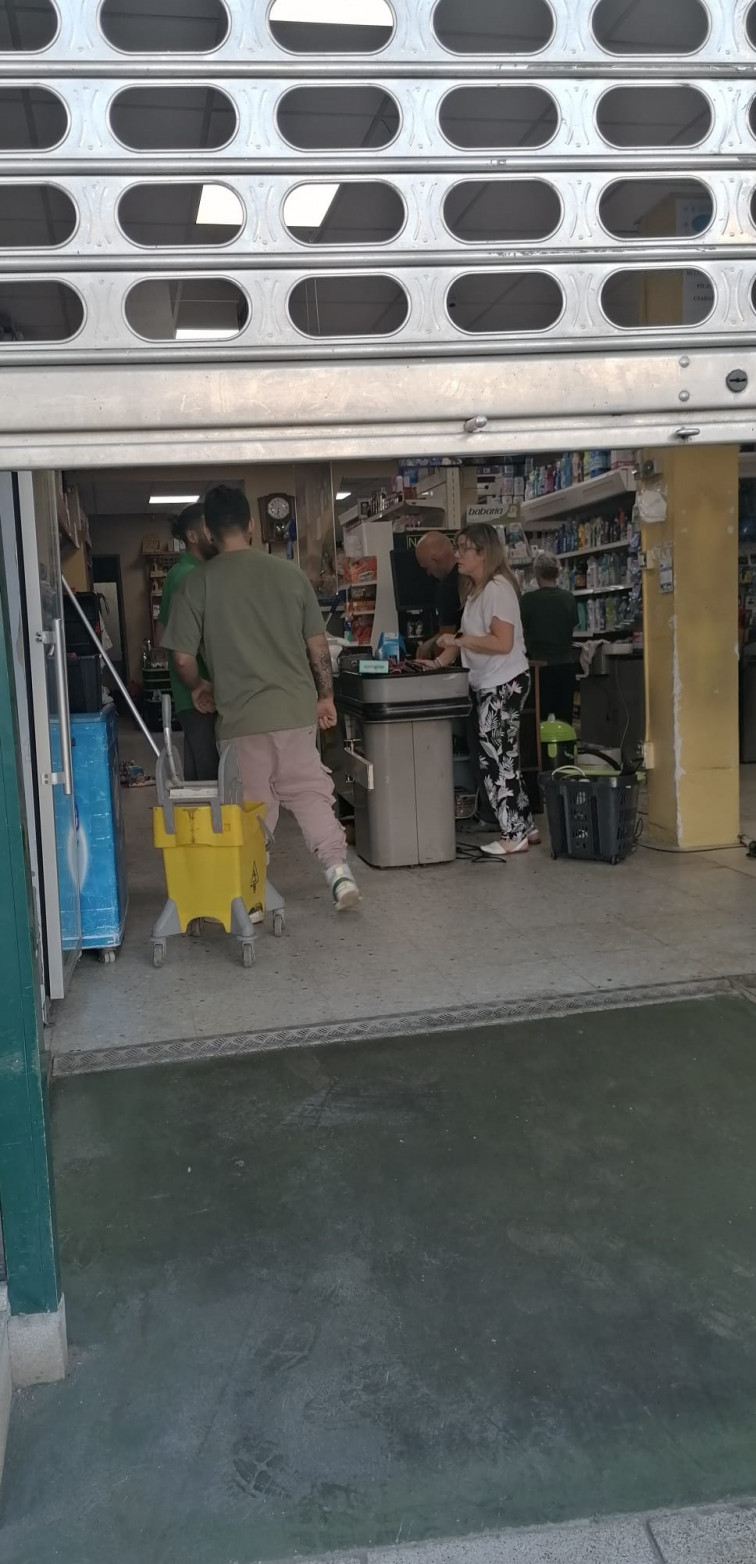 Un coche se sale de la carretera y se estrella contra un supermercado de Carballo