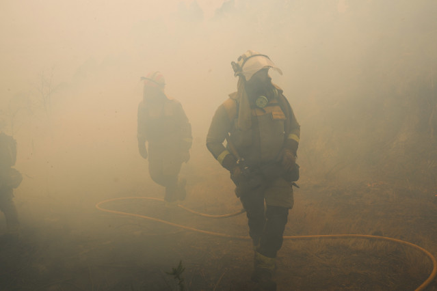 Agentes del equipo de Bomberos de Galicia trabajan durante un incendio, a 5 de septiembre de 2024, en Crecente, Pontevedra, Galicia (España).