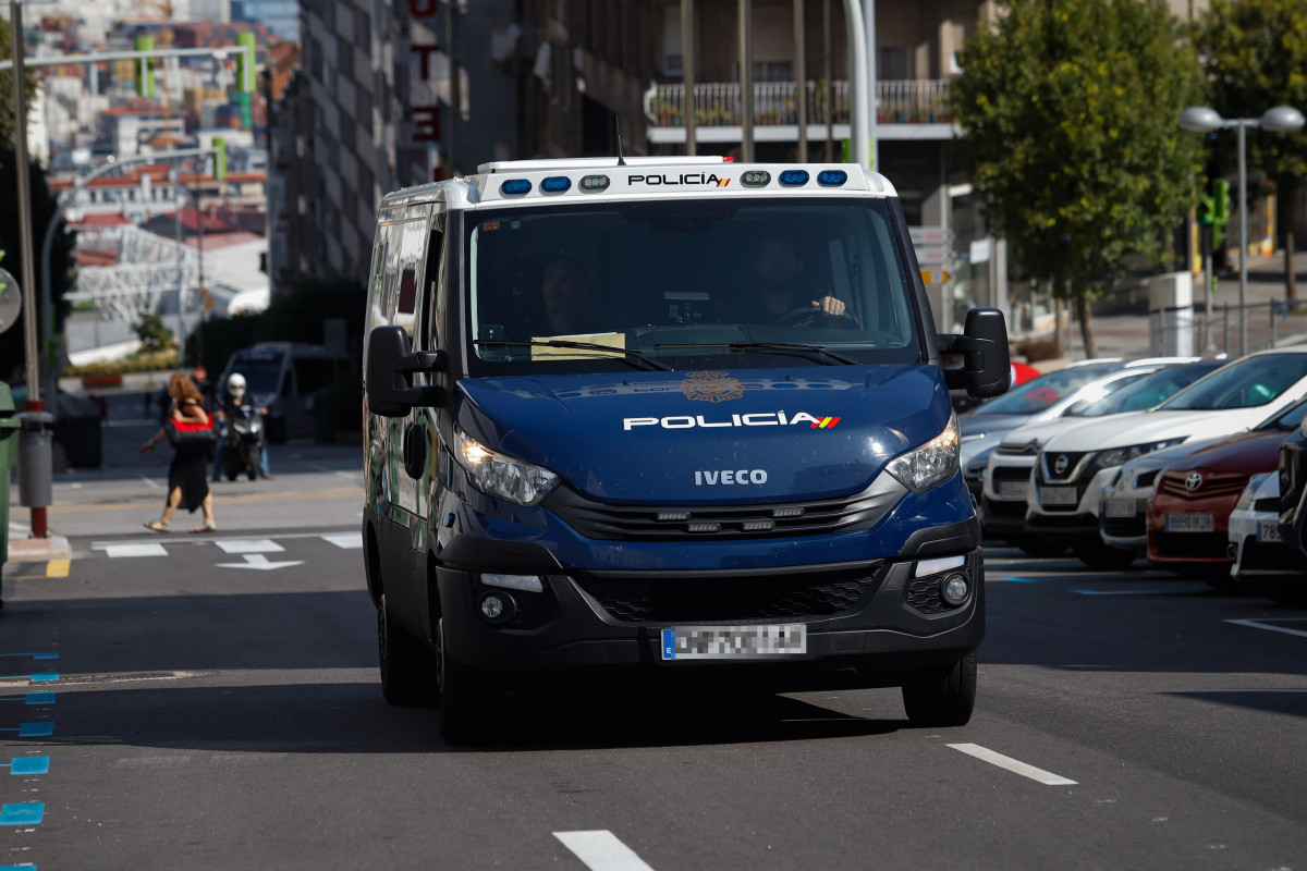 El hombre detenido llega en furgón policial a la Ciudad de la Justicia de Vigo, a 15 de septiembre de 2024, en Vigo, Pontevedra, Galicia (España).