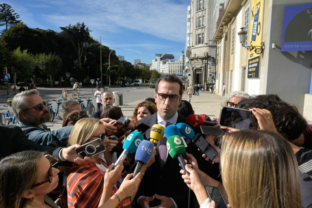 El ministro de Economía, Carlos Cuerpo, ofrece declaraciones a los medios, en A Coruña