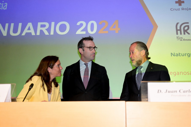 El ministro de Economía, Carlos Cuerpo, junto a la alcadesa de A Coruña, Inés Rey, y el presidente de Abanca, Juan Carlos Escotet