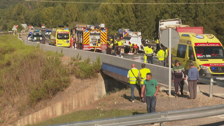 Accidente mortal en Carracedelo: tres trabajadores de una empresa de Carballo muertos y dos heridos en colisión frontal