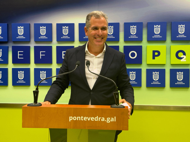 El presidente del PP local de Pontevedra, Rafa Domínguez, en rueda de prensa.