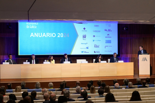 El ministro de Economía, Carlos Cuerpo, interviene en el Foro Económico, junto a otras autoridades, entre ellas la conselleira de Economía, María Jesús Lorenzana; el presidente de Abanca, Juan Carlos Escotet, y la alcaldesa de A Coruña, Inés Rey