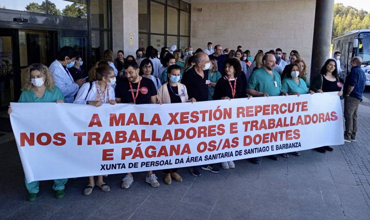 Protesta ante el hospital de Ribeira por las ausencias de un radiólogo de guardia este verano