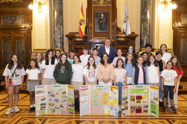 La alcaldesa de A Coruña, Inés Rey, preside un pleno con jóvenes