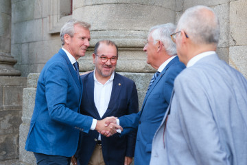 El presidente de la Xunta, Alfonso Rueda, el rector de la USC, Antonio López, y el catedrático José Manuel García Iglesias.