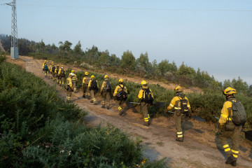 Archivo - Bomberos trabajan en la extinción de un incendio iniciado en Boiro, a 6 de agosto de 2022, en Boiro, A Coruña (Galicia). La Consellería do Medio Rural ha informado de que la superficie ca