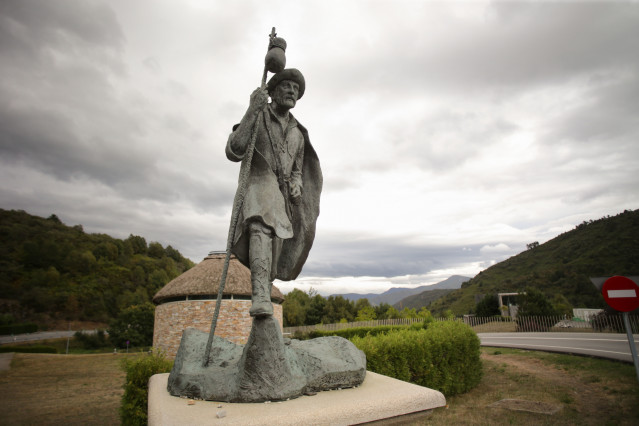 Archivo - Estatua de Santiago Apóstol en La Vía Künig, a 15 de septiembre de 2022, en Lugo, Galicia (España). La Vía Künig es una variante del Camino de Santiago Francés que pasa por la ciudad de Lugo. Recibe su nombre del monje alemán Hermann Künig, auto