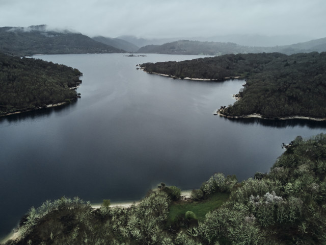 Archivo - Vista aérea del embalse de Prada desde la zona Candeda, a 17 de abril de 2023, en Ourense, Galicia (España). La comunidad con menos agua actualmente es Murcia con tan sólo un 27,03% de agua embalsada, seguida de Andalucía, con un 29,46%. En camb