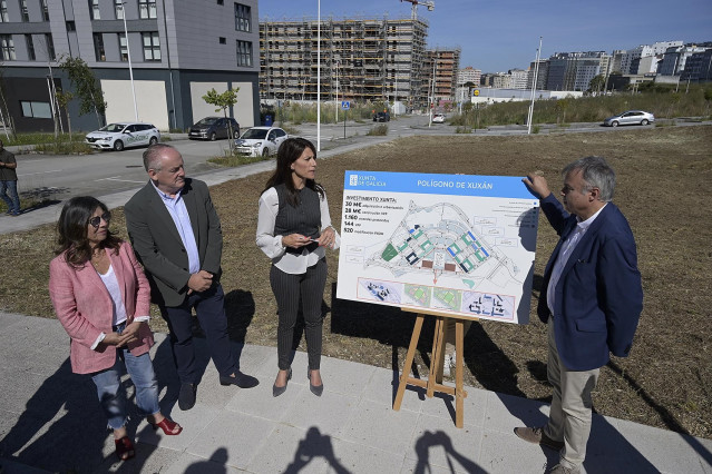 La Conselleira De Vivenda E Planificación De Infraestruturas, María Martínez Allegue, Visita El Barrio De Xuxán